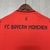 Camisa de futebol do Bayern de Munique, na cor vermelha, com detalhes em preto e logo da Adidas.