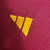 camisa-titular-home-i-roma-23-24-adidas-torcedor-tres-listras-manto-giallorossi-serie-a-europa-league-despedida-92-93-vermelho-e-amarelo-gola-frontal-lupetto-celebrando-o-passado-mas-olhando-o-futuro-daje-roma-daje