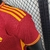 camisa-titular-home-i-roma-23-24-adidas-torcedor-três-listras-manto-giallorossi-serie-a-europa-league-despedida-92-93-vermelho-e-amarelo-gola-frontal-lupetto-celebrando-o-passado-mas-olhando-o-futuro-daje-roma-daje