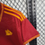 camisa-titular-home-i-roma-23-24-adidas-torcedor-tres-listras-manto-giallorossi-serie-a-europa-league-despedida-92-93-vermelho-e-amarelo-gola-frontal-lupetto-celebrando-o-passado-mas-olhando-o-futuro-daje-roma-daje