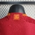 camisa-titular-home-i-roma-23-24-adidas-torcedor-três-listras-manto-giallorossi-serie-a-europa-league-despedida-92-93-vermelho-e-amarelo-gola-frontal-lupetto-celebrando-o-passado-mas-olhando-o-futuro-daje-roma-daje