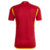 camisa-titular-home-i-roma-23-24-adidas-torcedor-tres-listras-manto-giallorossi-serie-a-europa-league-despedida-92-93-vermelho-e-amarelo-gola-frontal-lupetto-celebrando-o-passado-mas-olhando-o-futuro-daje-roma-daje