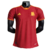camisa-titular-home-i-roma-23-24-adidas-torcedor-três-listras-manto-giallorossi-serie-a-europa-league-despedida-92-93-vermelho-e-amarelo-gola-frontal-lupetto-celebrando-o-passado-mas-olhando-o-futuro-daje-roma-daje
