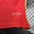 camisa-titular-home-i-benfica-adidas-jogador-23-24-vermelha-gola-v-cor-branca-vermelho-com-borda-branca-listras-douradas-emirates