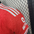 camisa-titular-home-i-benfica-adidas-jogador-23-24-vermelha-gola-v-cor-branca-vermelho-com-borda-branca-listras-douradas-emirates