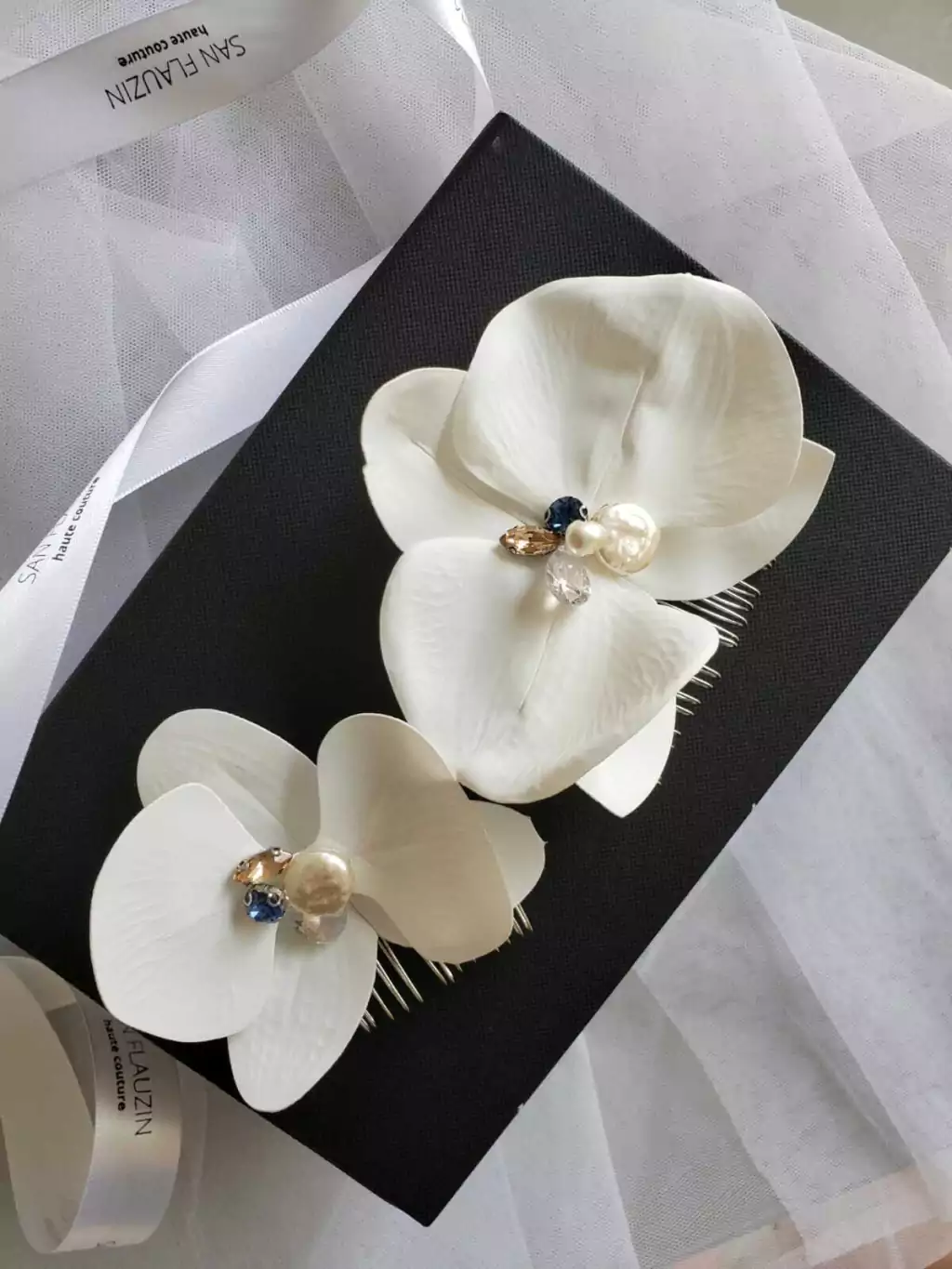 Acessório de cabelo para noiva arranjo pin Orquídeas brancas pérolas something blue