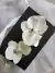 Acessório de cabelo para noiva arranjo pin Orquídeas brancas pérolas something blue
