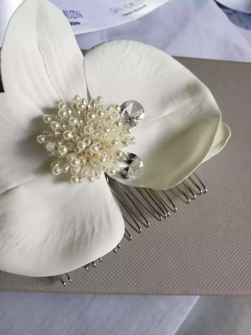 Acessório de cabelo para noiva arranjo pin Orquídeas brancas pérolas cristais MONARQ