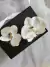 Acessório de cabelo para noiva arranjo pin Orquídeas brancas pérolas something blue na internet