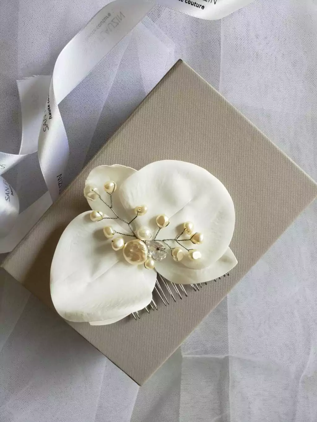 Acessório de cabelo para noiva arranjo pin Orquídeas brancas pérolas cristais ERA