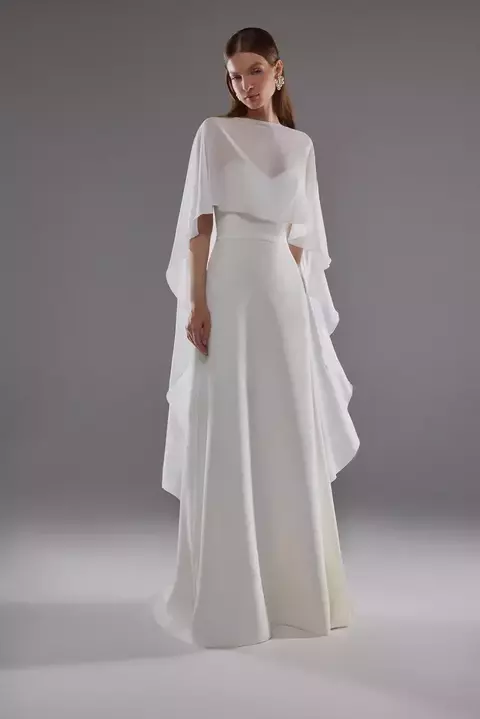 Vestido de noiva minimalista tomara que caia com capa fluida