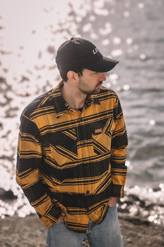 Camisa Clásica Hombre - Mostaza y Negro en internet