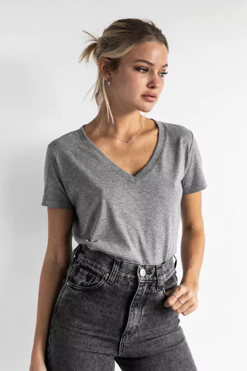 REMERA V GRIS OSCURO
