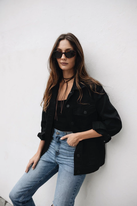 CAMPERA REBEL OVER NEGRA - comprar online