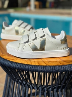 Tenis Vert Branco com Dourado