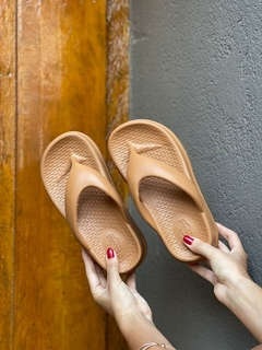 Chinelo Nuvem Caramelo - comprar online