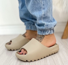 Chinelo Yeezy Nude - Iza Ambrósio Shoes