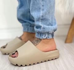 Chinelo Yeezy Nude na internet