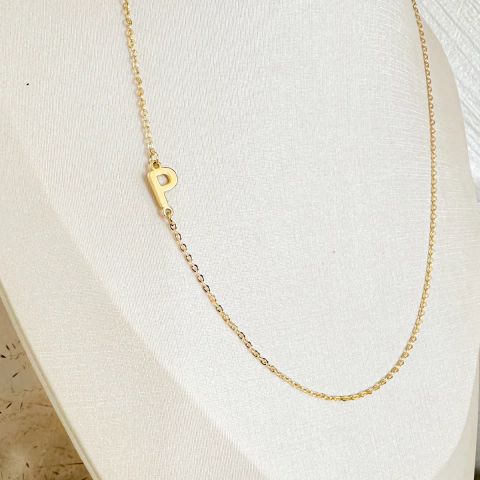 Colar com letra inicial na lateral em banho de Ouro 18K