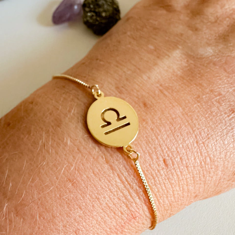 Pulseira medalha signo com fecho gravatinha em banho de Ouro 18K - comprar online