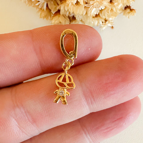 Pingente menino com argola click em banho de Ouro 18K