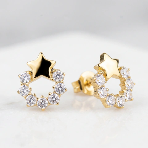 Brinco com estrela e zircônias em banho de Ouro 18K