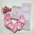 Tag + Scrunchie de Cetim (OUTUBRO ROSA)