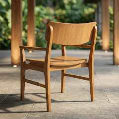 Cadeira Alba com braços madeira maciça na internet