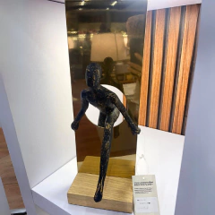 Escultura Além dos Obstáculos - comprar online