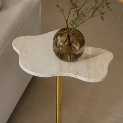 Mesa Lateral Organic Flow em Mármore e metal - CarmelaBlend ® | O Melhor dos Mundos num Click