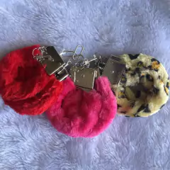 Algema de metal com pelúcia