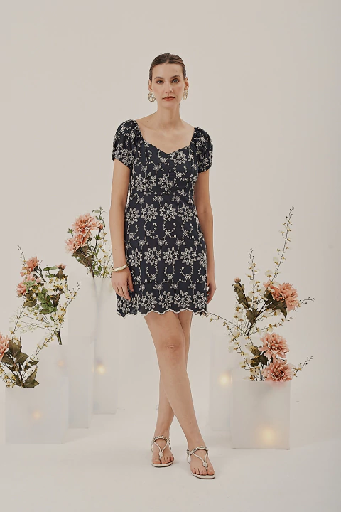 Vestido Curto de Laise Manga Curta Preto - comprar online