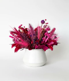 Arranjo seco com flores em tons de rosa e roxo em vaso de metal creme 