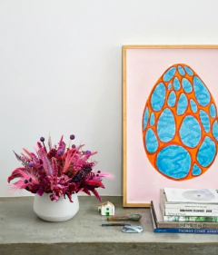 Arranjo seco com flores em tons de rosa e roxo em vaso de metal creme 