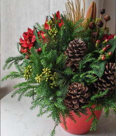 Arranjo na Cerâmica com Lírios - Balaio de Flores