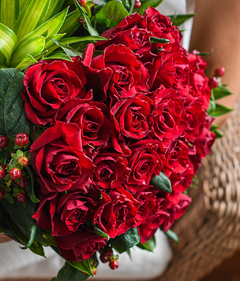 Buquê de 24 Rosas Vermelhas na internet
