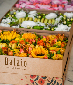 Caixa de Flores com Macaron Framboesa