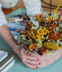 Jardineira com arranjo de flores secas amarelo e laranja - comprar online