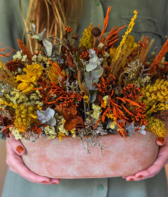 Jardineira com arranjo de flores secas amarelo e laranja na internet