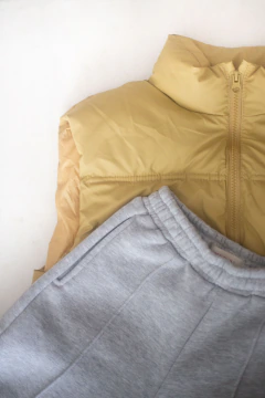 Conjunto Chaleco Mostazo + Pantalón Alforza Frisa Gris - comprar online