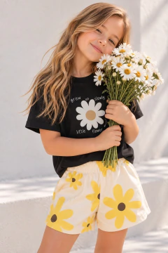 Conjunto Remera Margarita Negra y Short Flores Amarillas
