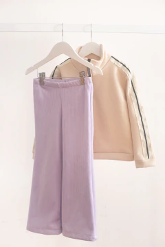 Conjunto Buzo Essential Natural + Calza Plush Lila