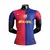 Camisa do Barcelona colaborativa com Travis Scott, modelo 24/25, nas cores azul e vermelho, com detalhes em dourado.