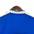 Detalhe da parte de trás da camisa azul do Cruzeiro, com o nome "CRUZEIRO" e estrelas na gola.