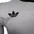 Detalhe da camisa longa da Seleção da Alemanha com logo da Adidas em preto sobre fundo branco.