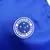Emblema do Cruzeiro Esporte Clube em um kit infantil azul e branco.