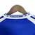 Detalhe da gola do Kit Infantil Cruzeiro I 25/26 da Adidas, em azul e branco, mostrando a inscrição "CRUZEIRO".