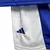 Detalhe da parte inferior do Kit Infantil Cruzeiro I 25/26 da Adidas, com destaque para o logo da marca em azul sobre fundo branco.