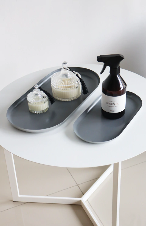 BANDEJA MAISON OVALADA M GRIS CON PLATEADO