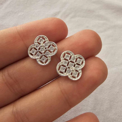 Brinco trevo clássico cravejado zircônias